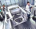 Neckarsulm: Zwei Mitarbeiter kontrollieren die Vermessungen des Alu Space Frame vom Lamborghini Gallardo.